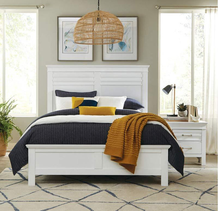 Blaire Farm 3 Piece Queen Bedroom Set In White 1675W-1-3Set | Homelegance