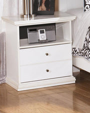 Bostwick Shoals Queen Panel Bed, Dresser, Mirror, Chest and Nightstand in White - PKG021576
