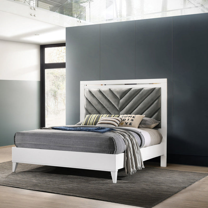 Chelsie Queen Bed - 27390Q