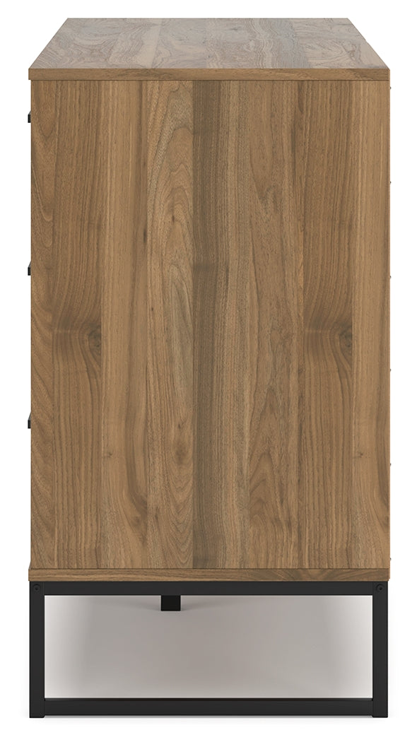 Deanlow Full Panel Headboard with Dresser and 2 Nightstands in Honey - PKG017178