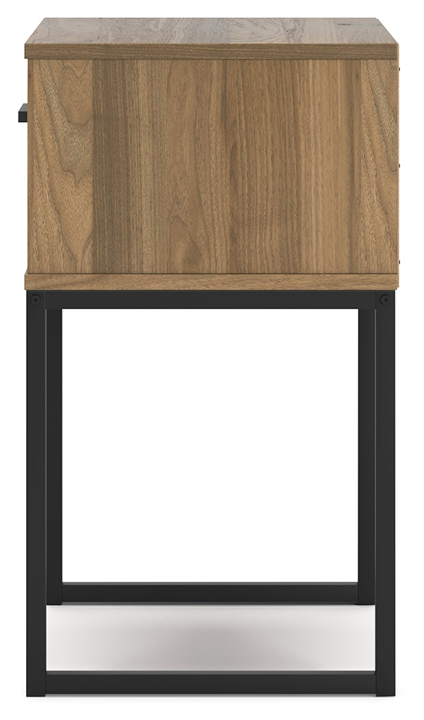 Deanlow Full Panel Headboard with Dresser, Chest and Nightstand in Honey - PKG017183