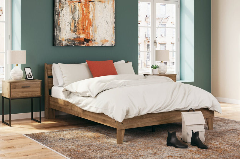 Deanlow Honey Queen Platform Panel Bed - DMV FurnitureQueen Bed