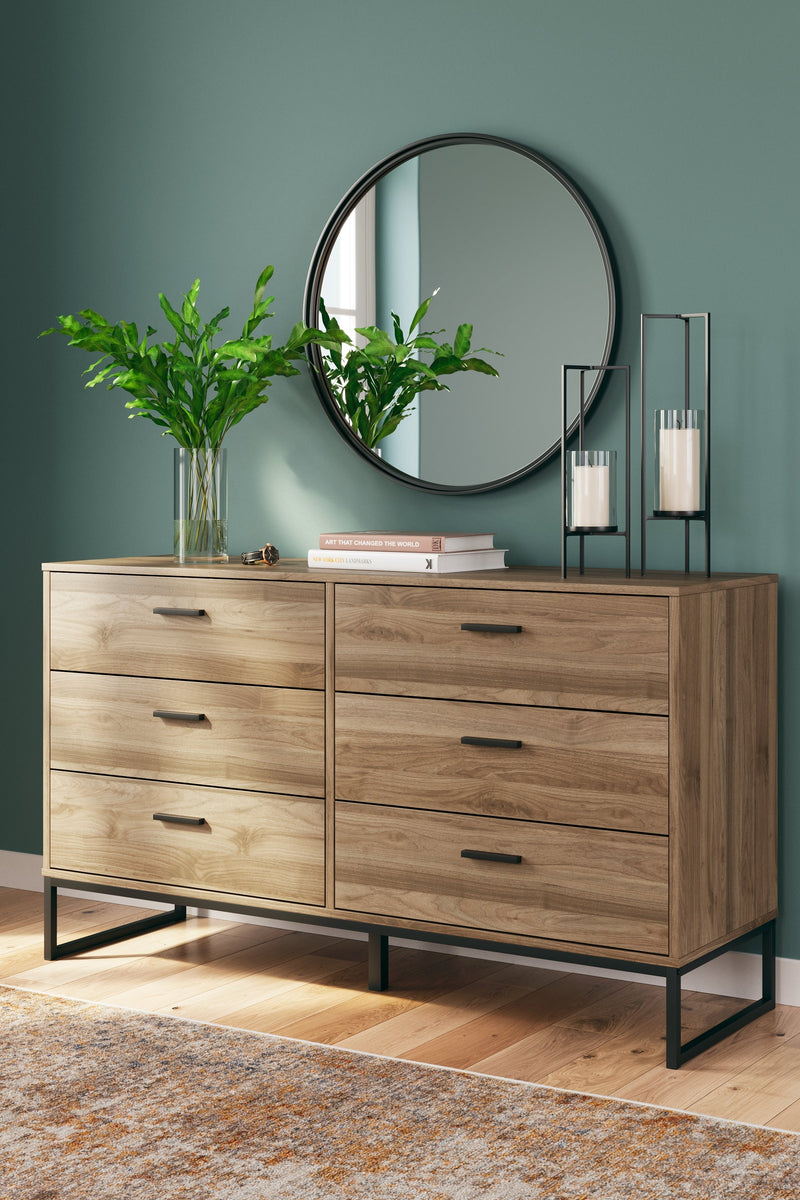 Deanlow Queen Panel Headboard with Dresser in Honey - PKG017261