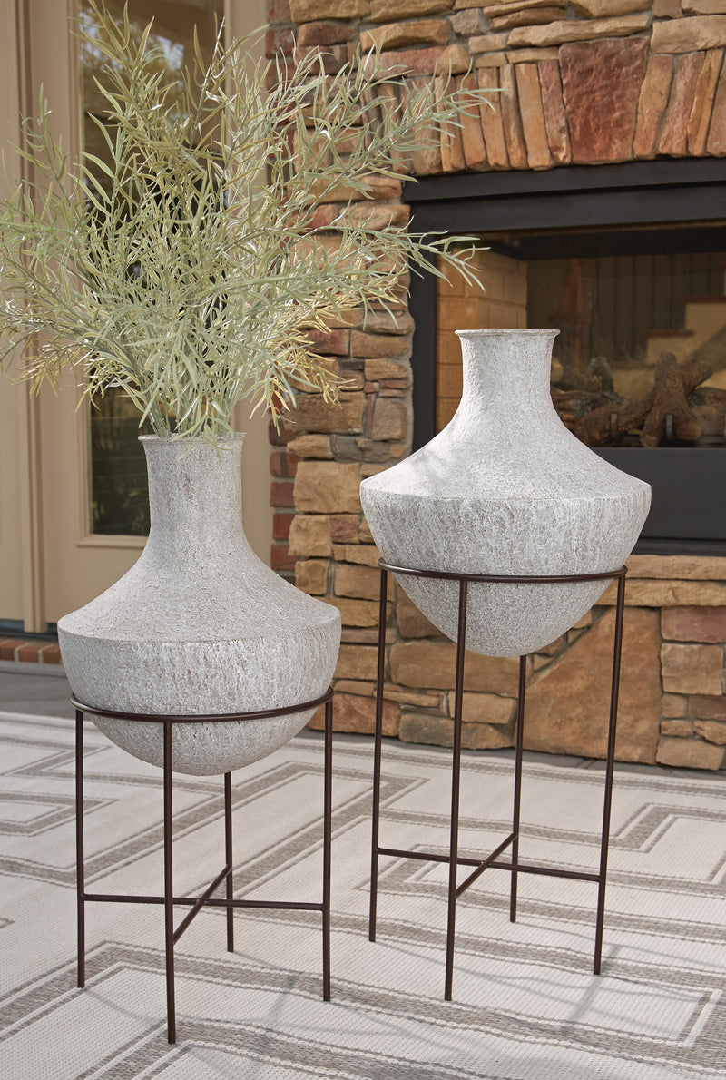 Estonbank Distressed Cream Vase Set - A2000747A1