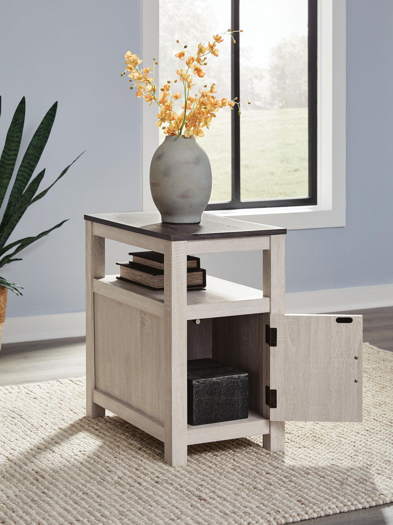 Fendenmore Brown Gray/Antique White Chairside End Table - T190-217