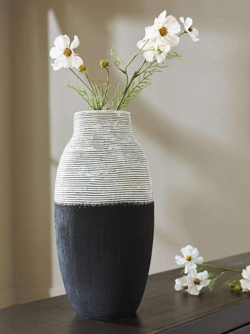 Girtha Antique White/Black Vase - A2000877