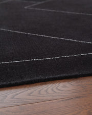 Marav Black/White 5' x 7' Area Rug - R407532