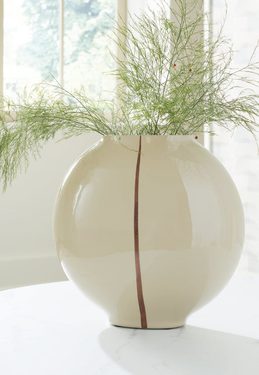 Sheabourne Cream Vase - A2000702