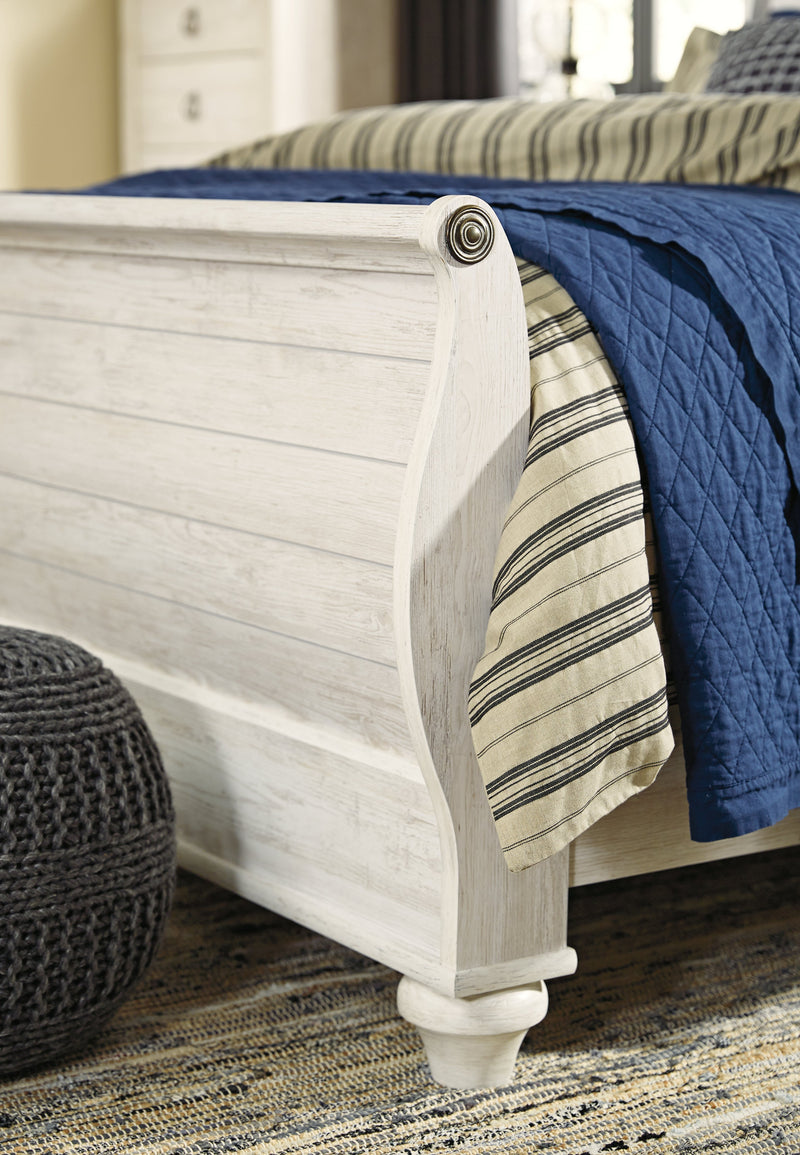 Willowton Queen Sleigh Bed with Mirrored Dresser, Chest and 2 Nightstands in Whitewash - PKG004472